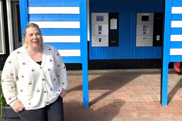 Camilla Lykke Sørensen foran marinakontoret